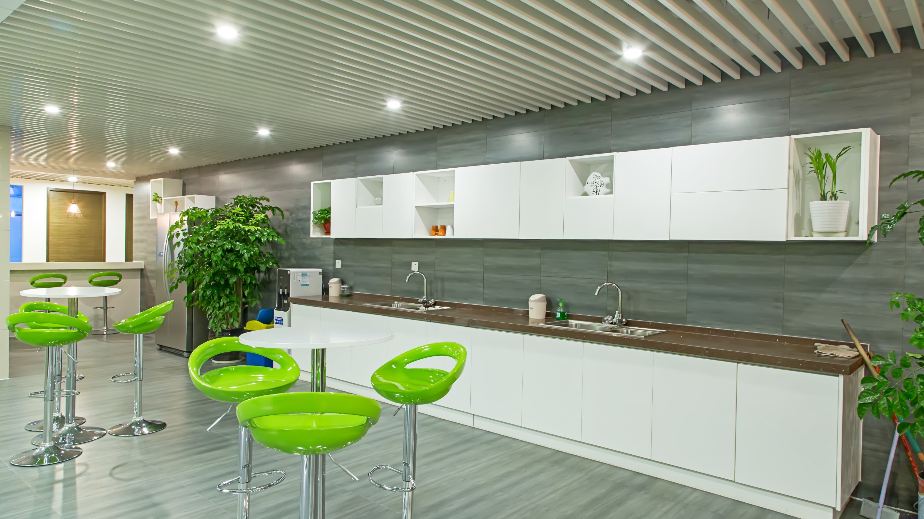 办公室用饮水机还是安装直饮水机好呢？